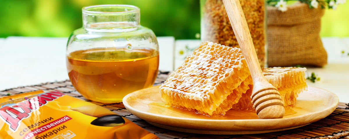 Подсолнечный мед имеет мягкий приятный вкус и легкий аромат